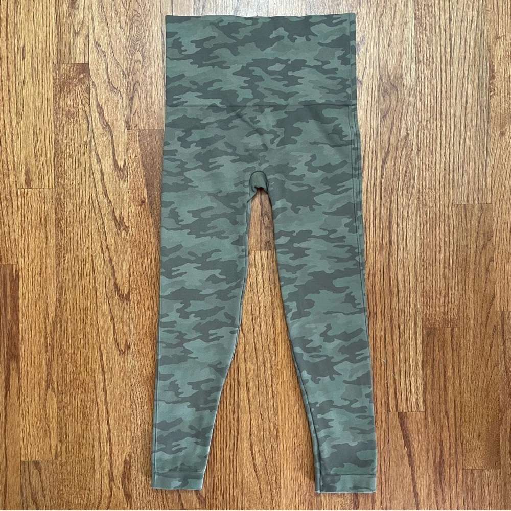 Spanx Look at Me Now Seamless Cropped Leggings in Sage Camo size M - Picture 7 of 11